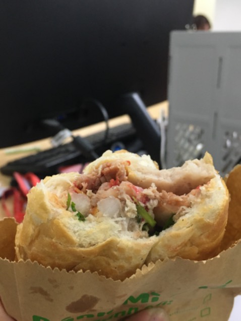 Quá xịn luôn. Bìa xịn, giấy xịn, nội dung cũng xịn nốt. Sách chủ yếu bàn về các tác phẩm của bác Haruki murakami, bên cạnh đó là cuộc đời, hành trình viết sách, những nhận định và phong cách sống của bác. Đọc mà mê quá trời. Cơ mà nội dung thì spoil quá trời, maybe nhiều người sẽ k thích vì bị spoil nhiều quá. Nhưng mình nghĩ bạn vẫn có thể đọc, vì tp của bác có rất nhiều, đọc để thấy trước nội dung rồi chọn sách mà đọc cũng đc. Vì đằng nào mấy trang spoil cũng chẳng làm bạn hết bất ngờ khi thật sự cầm cuốn sách đâu kk