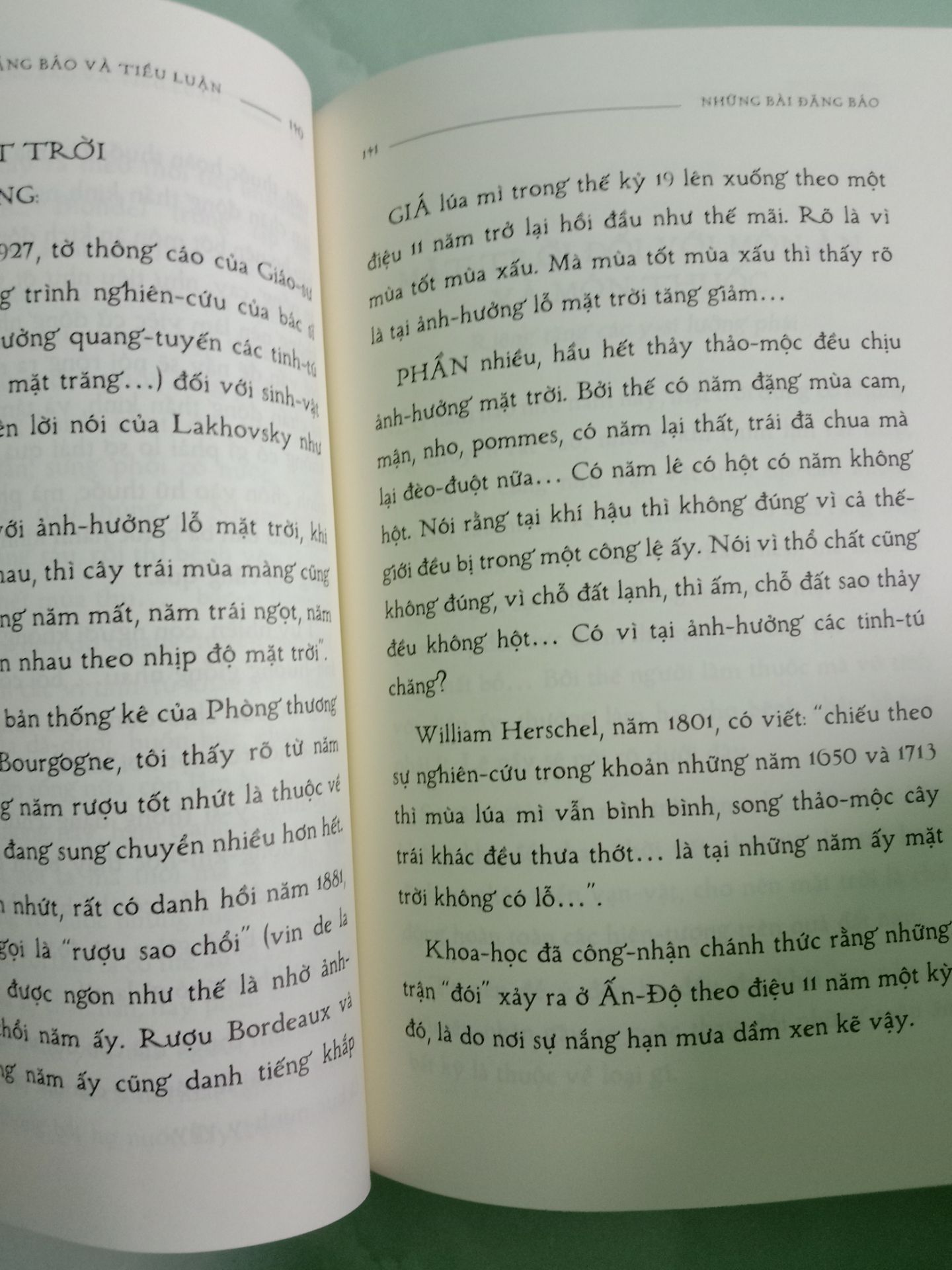 Sách được bọc kĩ càng, mở ra còn nghe mùi thơm của giấy mực mới. Kèm theo quyển sách là tấm thiệp bé xinh với lời tri ân của nxb Trẻ dành cho những độc giả của mình. Về nội dung thì như đã được giới thiệu trong phần mô tả sản phẩm nên cũng kg có gì để nói thêm. Với những độc giả yêu mến cụ Thu Giảng thì có lẽ đây chính là sản phẩm được mong đợi nhất trong thời gian qua kể từ sau bộ sách Dịch Kinh của cụ. Mong nxb Trẻ sẽ cho ra mắt thêm nhiều sách của cụ trong thời gian tới!