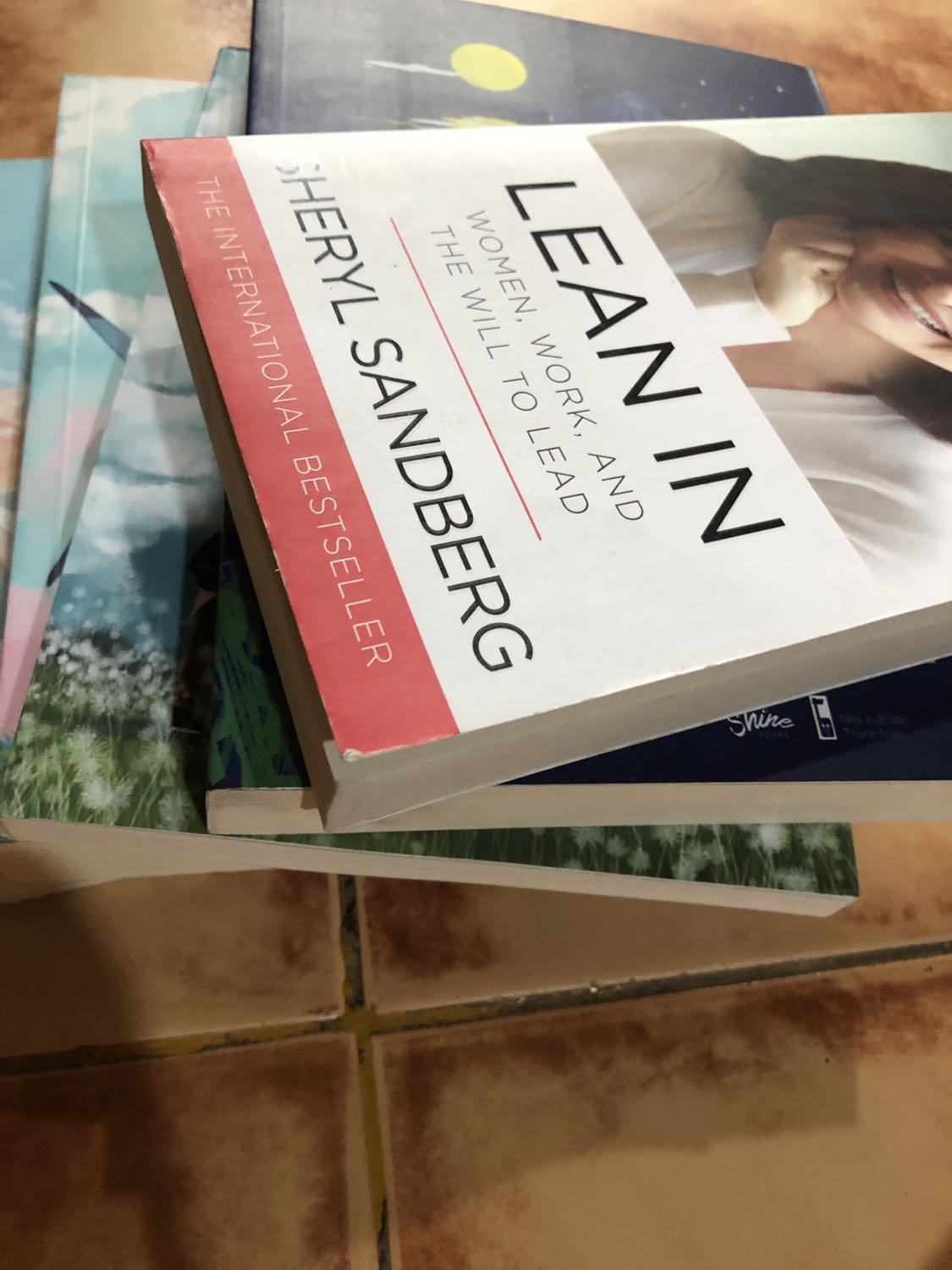 Rất thất vọng. Sách y hệt sách cũ. Không hề được take care. Rất buồn. Tiki phải trao đổi sách mới cho mình. Là 1 khách hàng trung thành của tiki thì thật sự rất không hài lòng, và là 1 kẻ yêu quý giữ gìn sách thì mình rất đau lòng khi nhìn sách mới ra nông nổi như vậy! Cảm ơn tiki đã đọc feedback. Mong nhận được sự giải quyết thoả đáng và chuyên nghiệp từ tiki. Mấy quyển khác cũng gãy góc nhăn nhó. Không có cuốn nào được bao bọc lại. Không thể tin nổi!