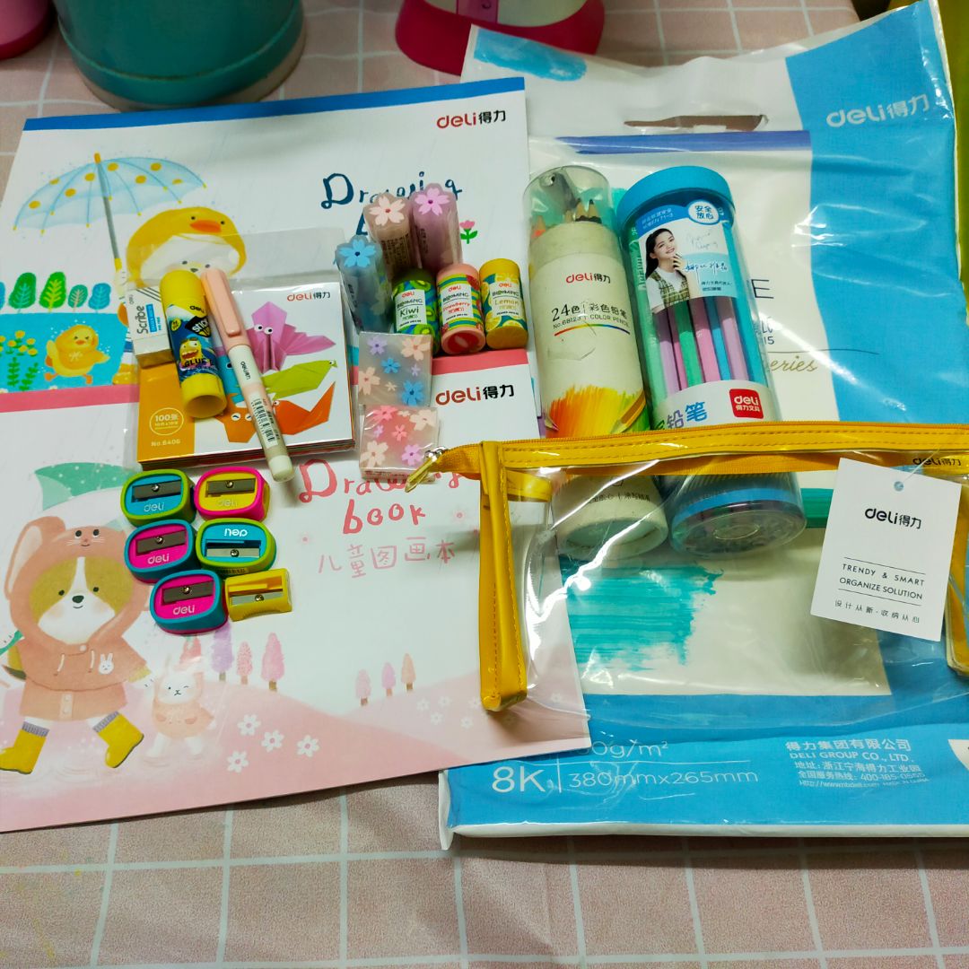 #metiki#reviewThang7#giayvechuyendungDeli. jeliva nail
giấy vẽ dầy dặn. chất lượng đẹp, giá thì m mua đợt sale quá ổn luôn. giấy dày xịn hơn cả giấy loại đắt hãng khác m từng mua . đóng gói thì đẹp, giao hàng lại nhanh,nhận được hàng cái 2 mẹ con hào hứng  test thử ngay và đây là thành quả ạ. để chấm điểm thì m cho mọi sp của Deli 10/10  và cả Tiki 10/10 luôn. sao giờ m mới biết đến Tiki nhỉ, trước giờ toàn mua onl trên FB không à. thế nên biết đến Tiki 1 ngày vài đơn luôn?