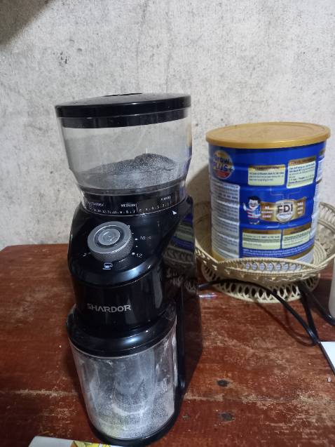 Giao hàng nhanh, có giấy bảo hành của shop,  shop có gởi thêm 1 gói hạt cà phê để ***, xay thử thấy máy hoạt động tốt.
Cảm nhận chung :tiền nào của đó, hy vọng nó bền!