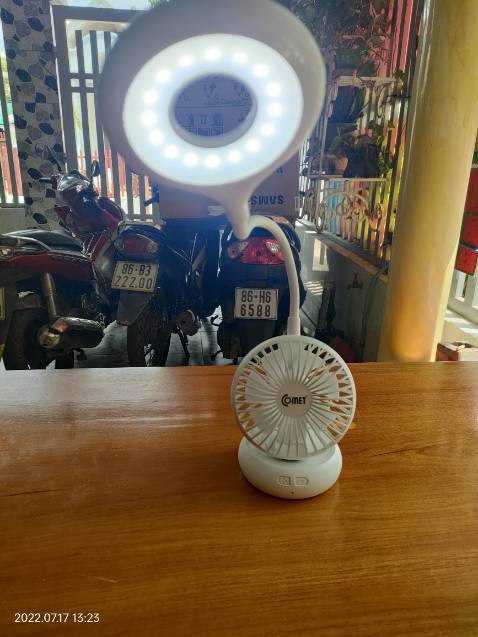 Đèn thiết kế nhỏ, gọn, dễ di chuyển. Ánh sáng tốt, kết hợp quạt mi ni dễ thương, phù hợp cho những người ra mồ hôi tay. Rất đáng mua nha