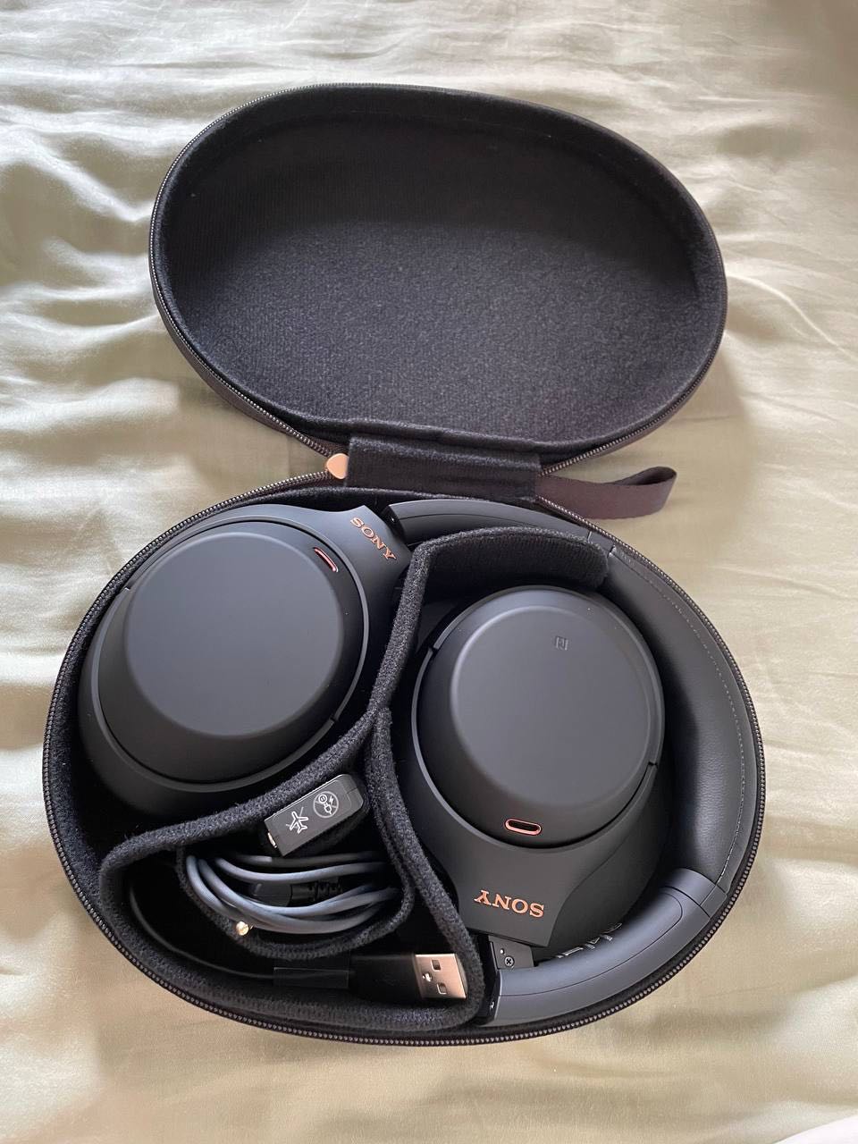 nhìn bên ngoài thì tai nghe đẹp, chất liệu da bọc tốt, êm. giảm tiếng ồn rất tốt, đeo vào hầu như không nghe tạp âm bên ngoài. phím bấm tắt mở dễ sử dụng. có chức năng tự dừng nhạc khi mở tai nghe ra, chạm 1 bên tai để nghe âm thanh bên ngoài hay tăng giảm âm thanh theo cảm ứng rất tiện lợi. pin siêu lâu