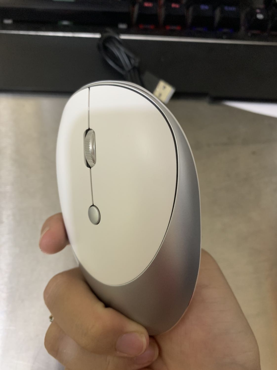 Chuột này thiết kế lạ mắt, mỏng nhẹ, phím nhấp chuột nhẹ nhàng, không gây tiếng ồn, nhà mình con nhỏ nên rất phù hợp, vừa làm việc được lại không ảnh hưởng đến con