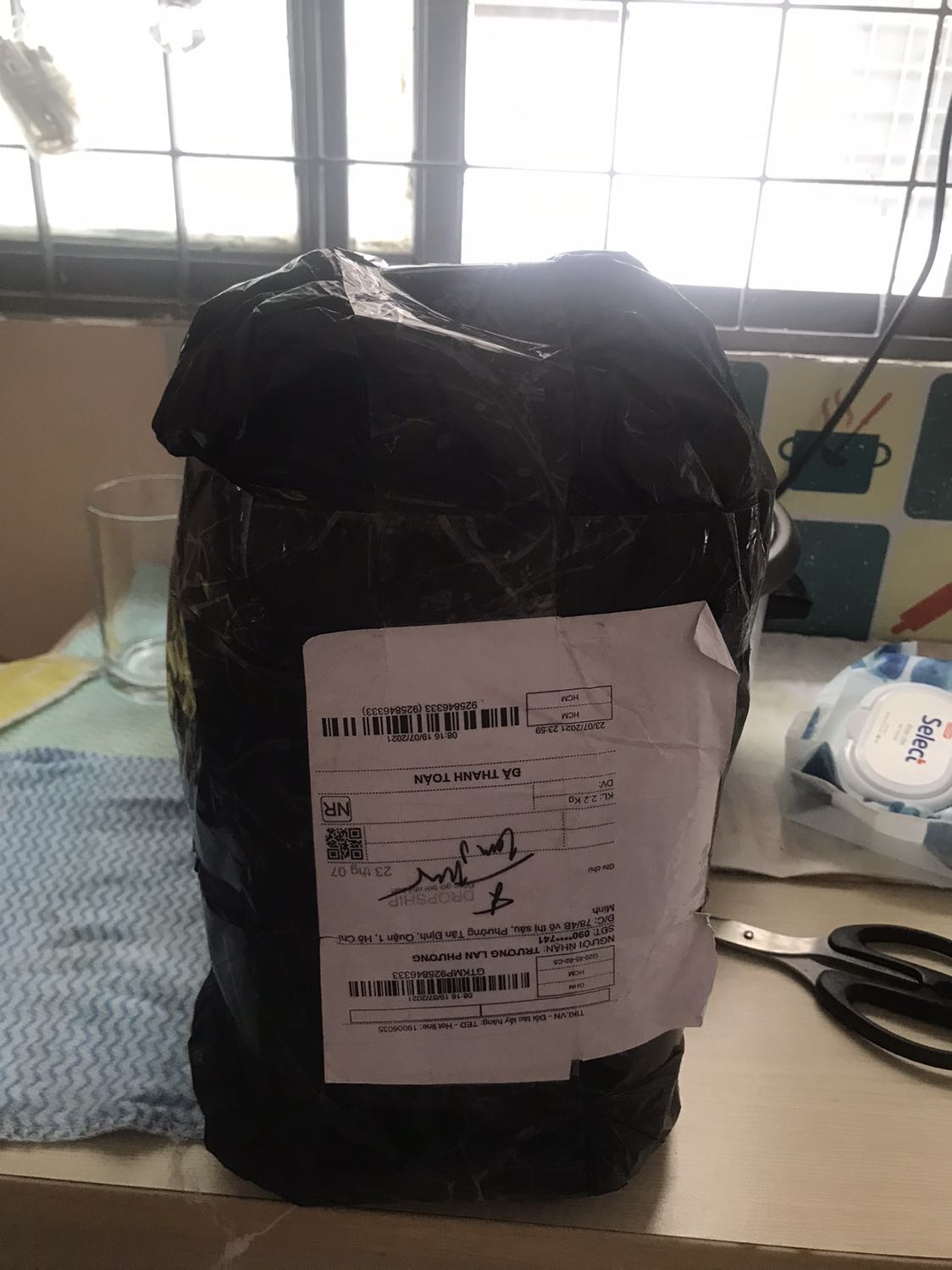 Mùa dịch giao hàng hơi lâu, hộp hơi móp nhưng không sao, ngày trên bao bì là ngày sản xuất. Mới đổi qua loại này cho mồn lèo ở nhà ăn thử xem sao ?