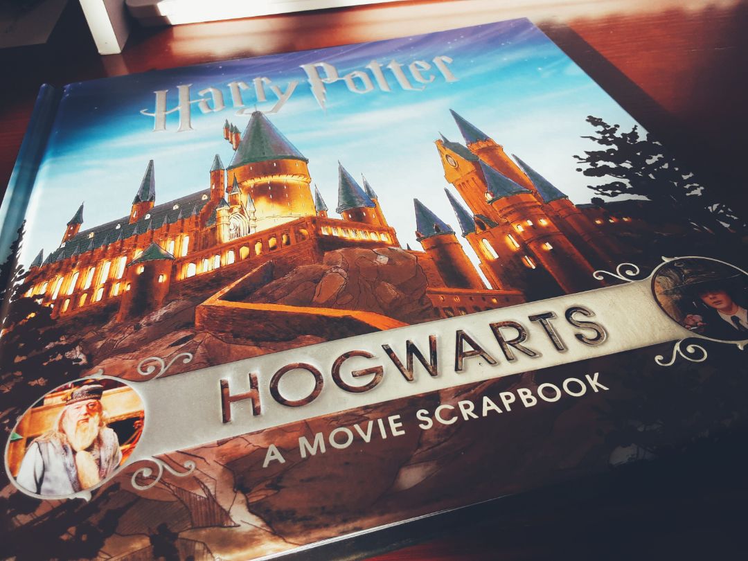 Sách đẹp, tốt, thơm. Lúc đầu mới mở ra thì mình kiểu bất ngờ vì còn sách còn đi kèm những thứ như hình dán, thư, bản đồ,...Tóm lại là bạn nào là fan của Harry Potter thì siêu recommend 👌👌 nha, không làm mọi người thất vọng đâu