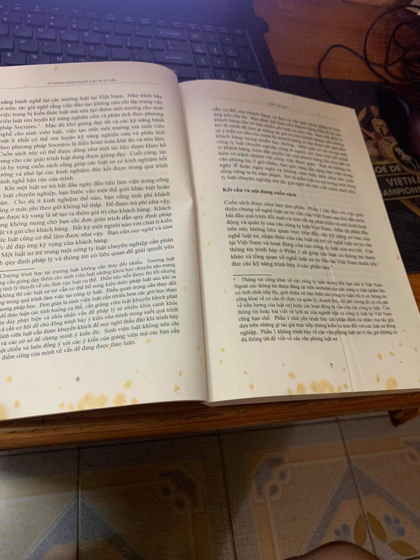 Mua bao nhiêu lần sách trên tiki mà quá thất vọng. Đóng gói cẩu thả, sách lem nhem quá ( mình nhờ nhận hàng đem tặng nên cũng không kiểm tra kĩ). Đề nghị đổi trả hàng cho tôi.