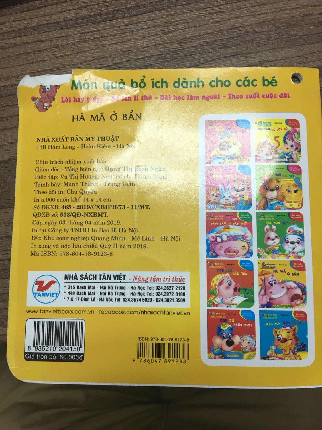 Mua mấy cuốn sách cho bé mà Tiki giao hàng cũ, bị rách cho mình. Kiểu đây là hàng trưng bày trong nhà sách và đã có rất nhiều lượt đọc. Bề mặt nhiều vết bút cào xước và mặt sau bị rách góc như hình