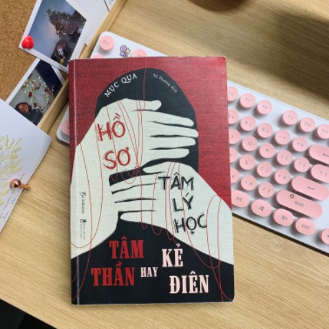 Một cuốn sách đã giúp mình hiểu hơn về những bệnh nhân tâm thần và những góc khuất trong gia đình và xã hội. Từ khi nhập viện đến khi những bí mật ẩn sâu trong những con người ấy được khơi lên khiến mình bị ảm ảnh rất nhiều, bạo lực học đường, khao khát làm một đứa con ngoan, xâm hại, mất trí người già, hoang tưởng,… tất cả đã dựng lên khung cảnh của một bệnh viện tâm thần đầy bi thương Một cuốn sách đã giúp mình hiểu hơn về những bệnh nhân tâm thần và những góc khuất trong gia đình và xã hội. Từ khi nhập viện đến khi những bí mật ẩn sâu trong những con người ấy được khơi lên khiến mình bị ảm ảnh rất nhiều, bạo lực học đường, khao khát làm một đứa con ngoan, xâm hại, mất trí người già, hoang tưởng,… tất cả đã dựng lên khung cảnh của một bệnh viện tâm thần đầy bi thương