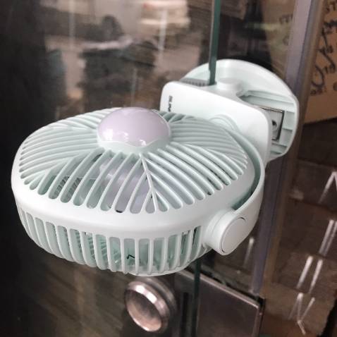Quạt chạy mát lắm. Kẹp chắc chắn. Tiện dụng