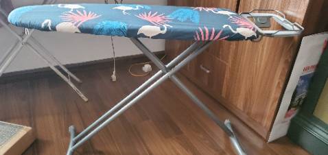 Chân cập kênh ko thể chỉnh được, mặt bàn cầu là vải nhăn nhúm mặc dù đã vuốt, kéo dây thít. Ko bằng sản phẩm sản xuất tại Việt Nam.