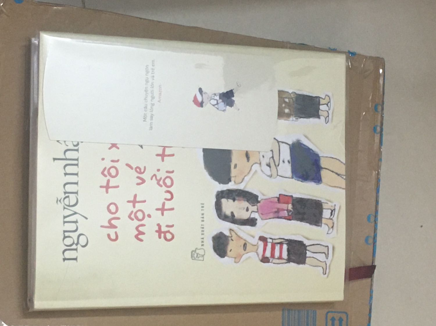 Nhìn hình tham khảo tưởng sách cỡ vừa như quyển “Cảm ơn người lớn”, ai dè nó to hơn cả quyển “Đảo mộng mơ” tái bản bìa cứng. Sách đến an toàn, sách còn được bọc bookcare rất đẹp, bên trong còn có hình màu và các trang màu, cuối truyện còn có một số doanh truyện tranh ngắn. Mình mua lúc giảm giá bất ngờ nên thấy rất đáng tiền.
