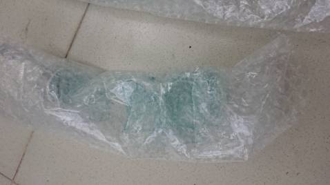 Chai thiết kế hơi thô và hơi sần xùi không đều nhau, loại thủy tinh hơi đục chứ không trong lắm.... đặt 10 chai bị vỡ hết 3 chai trong quá trình vận chuyển : (