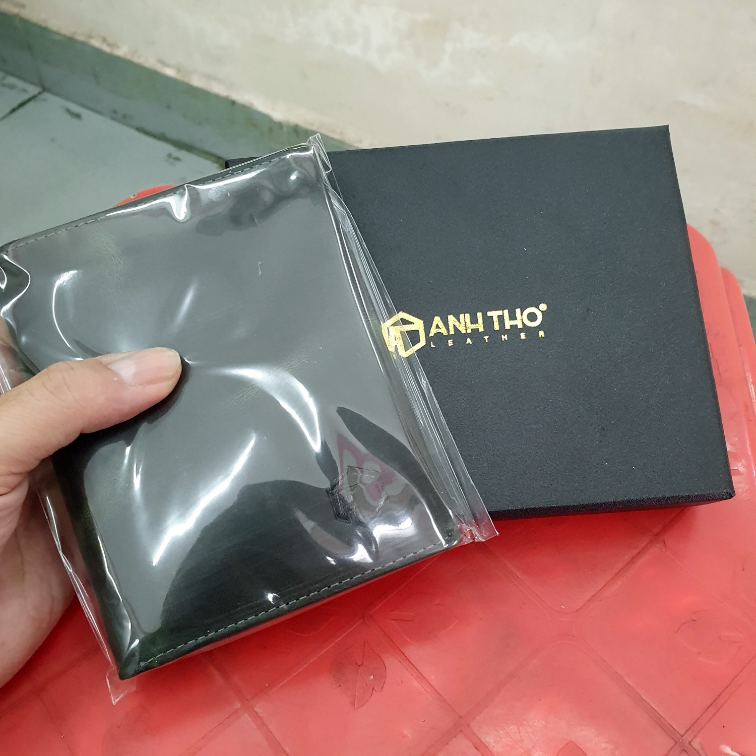 Da dày dặn, mềm mại. Chất da mịn màng, sờ rất thích. Màu xanh rêu lần đầu mua thấy hơi lạ nhưng trông rất cá tính. Da dày dặn, mềm mại. Chất da mịn màng, sờ rất thích. Màu xanh rêu lần đầu mua thấy hơi lạ nhưng trông rất cá tính.