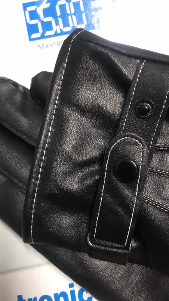 Găng tay mềm, co giãn tốt, đường may tỉ mỉ chắc chắn. Lớp da bóng đẹp mềm mại nữa. Lớp lót nỉ lông ở bên trong khi đeo cho cảm giác dễ vừa tay và dễ chịu. Shop giao hàng nhanh hai ngày là lấy được sản phẩm rồi. Uy tín, ủng hộ shop