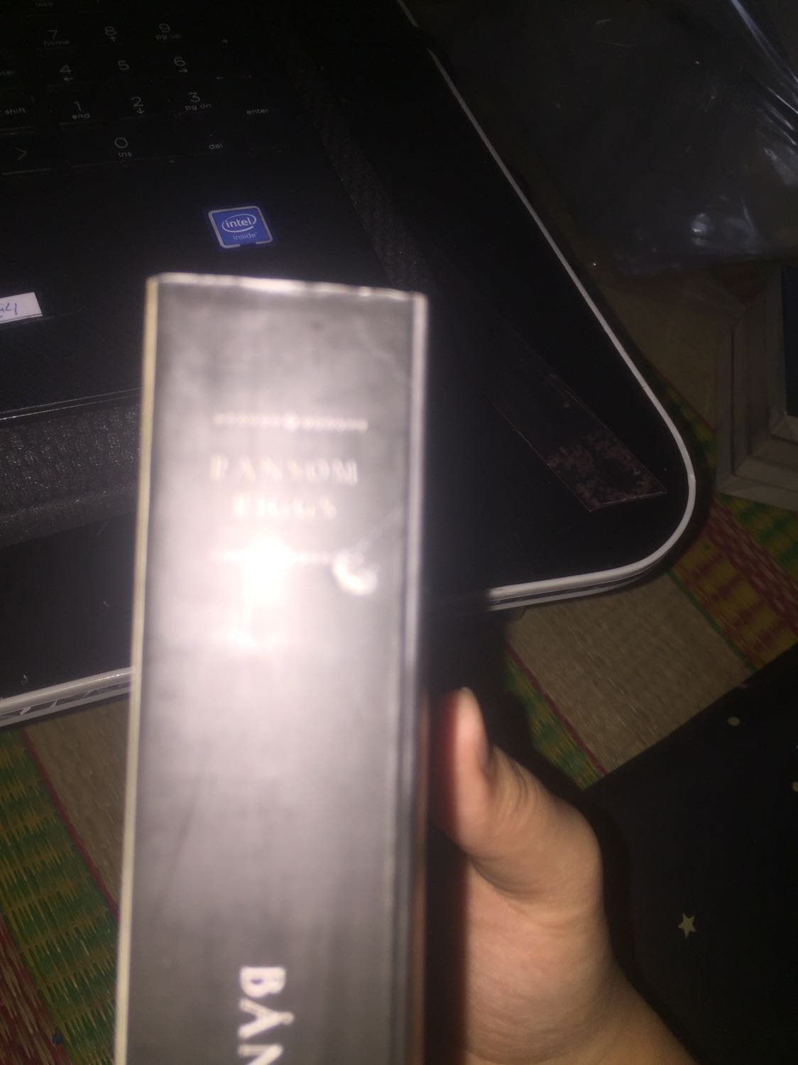 Cực kỳ thích bộ này thấy trên tiki thì đặt ngay 
Và kết quả muốn xĩu ngang
 t là người cực kỳ lười đánh giá nhưng mà cũng phải lên viết một cái :)) 
ĐIỂM CỘNG:
-  giao nhanh, phí rẻ
ĐIỂM TRỪ:
- Gáy xấu
- không chống sống
- rách mẹ cái gáy 🤡