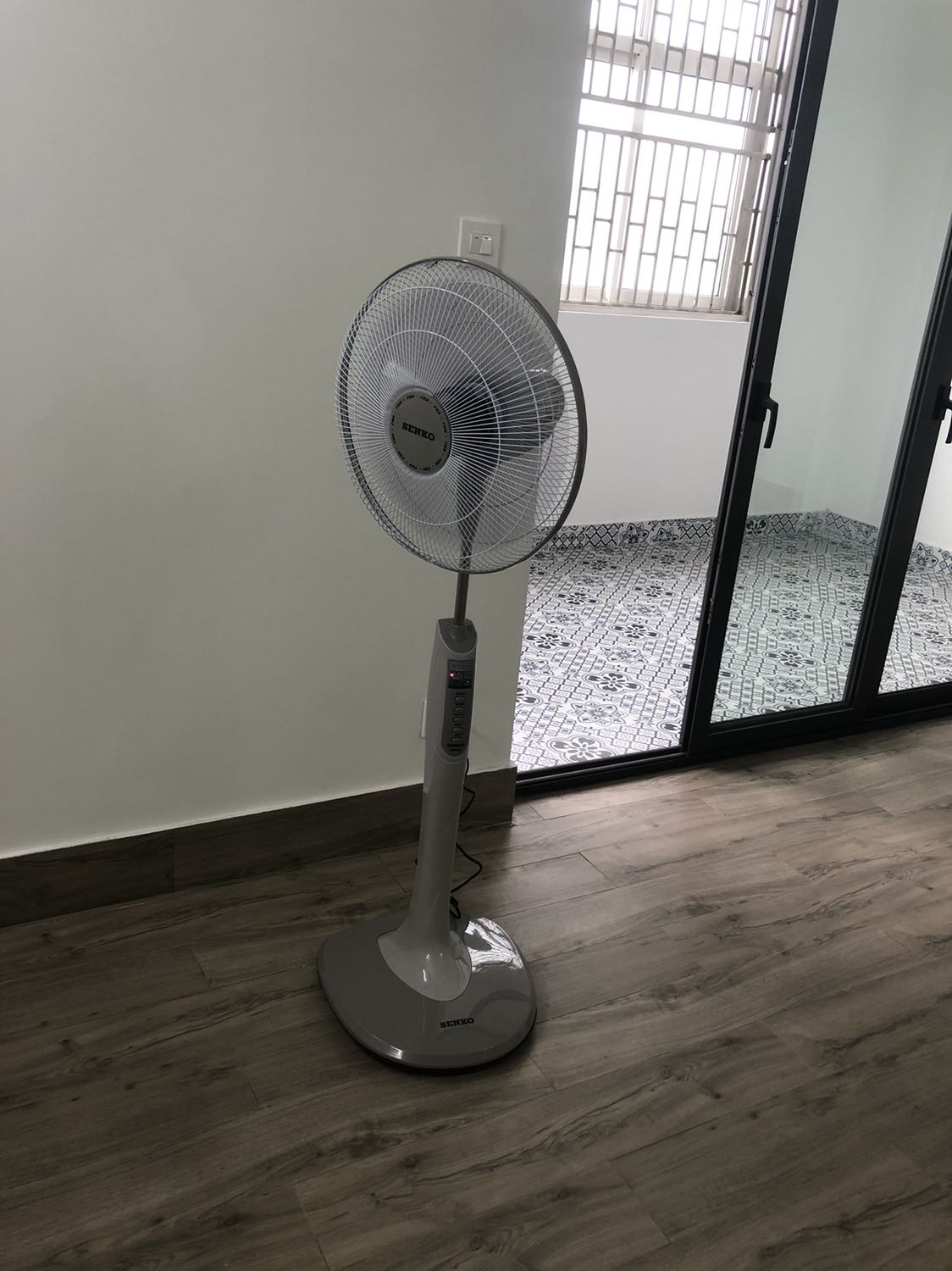 Giá rẻ, dễ lắp ráp không cần dụng cụ hỗ trợ gì. Tiki ship bằng xe tải rất nhanh ạ. Ngoài ra mình còn nhận được cả thư cảm ơn của cửa hàng rất đáng yêu ạ. Quạt lắp lên đẹp, chạy ổn, êm, không có tiếng ồn. Quá ok với mức giá ạ.