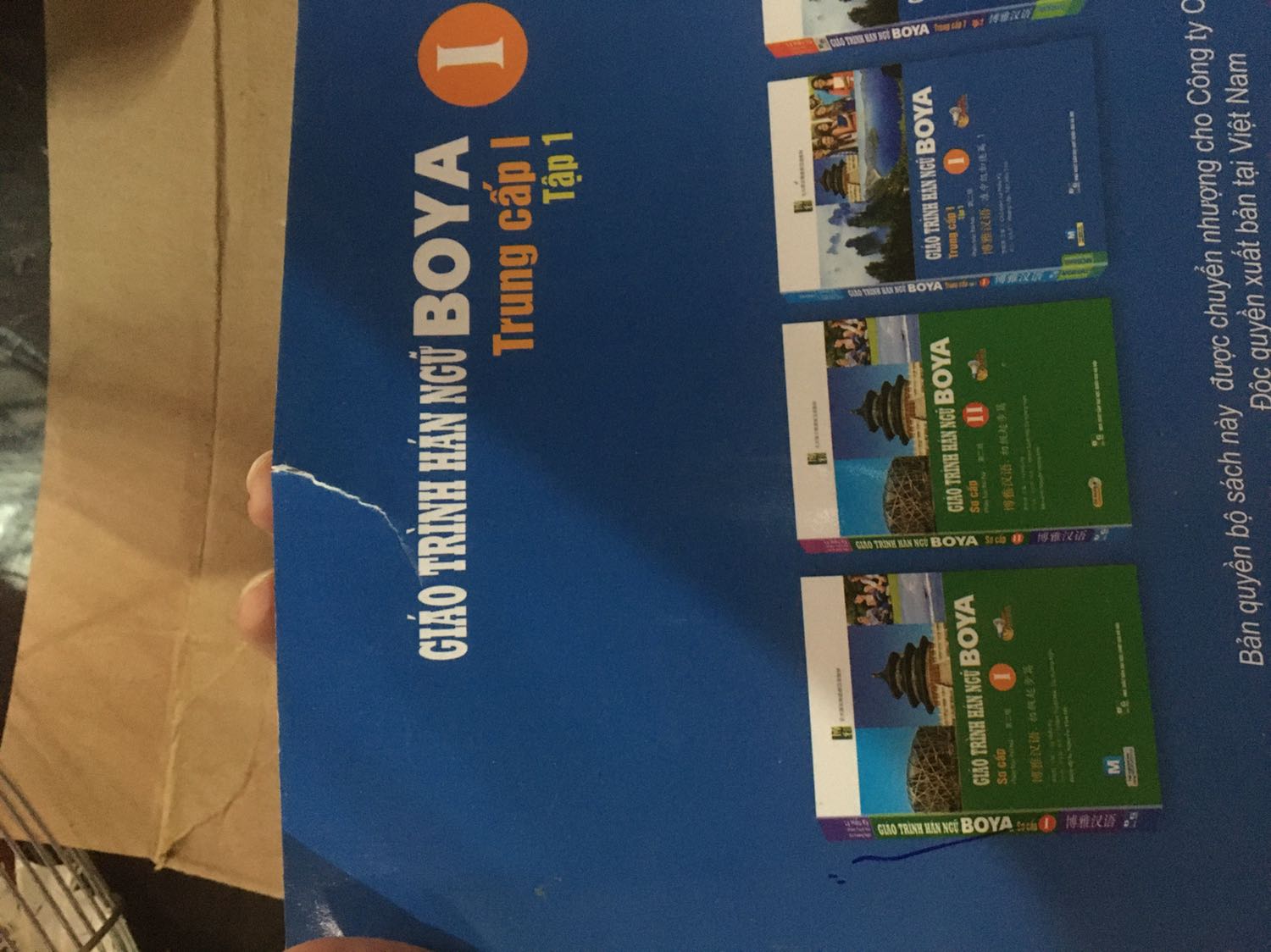 Mình mới nhận sp cách đây 30’. Mở ra hoàn toàn thất vọng. Bìa sau rách, có dấu mực dài; bìa trước xước nhiều, ảnh chỉ chụp đc 1 phần, nhìn mắt thường quyển sách xấu thật sự ạ. Mong bên bạn có tâm hơn trong việc cung cấp hàng hoá!