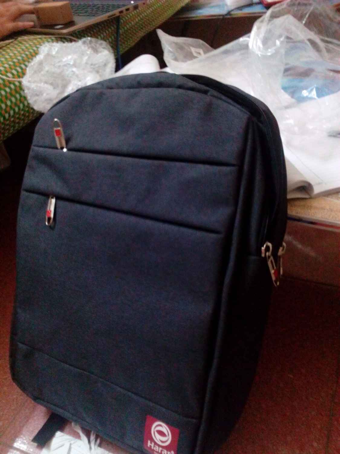 Mình dùng gói tiki 2h giao hàng rất nhanh! Nhưng hàng quá lởm, ọp ẹp, đúng với giá 129k . Kết cấu thì giống y trên hình nhưng chất lượng hàng chợ.  Chất liệu vải thô, quai cặp, miếng đệm laptop mỏng. Giá gốc nên là 129k mới đúng. Dùng tạm.
Mình dùng gói tiki 2h giao hàng rất nhanh!