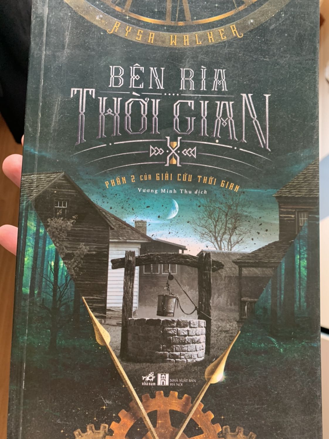 Sách nhận được như sách cũ, bìa bụi bẩn, xước cả mặt bìa trước và sau, nhiều trang sách cũng bị bẩn.