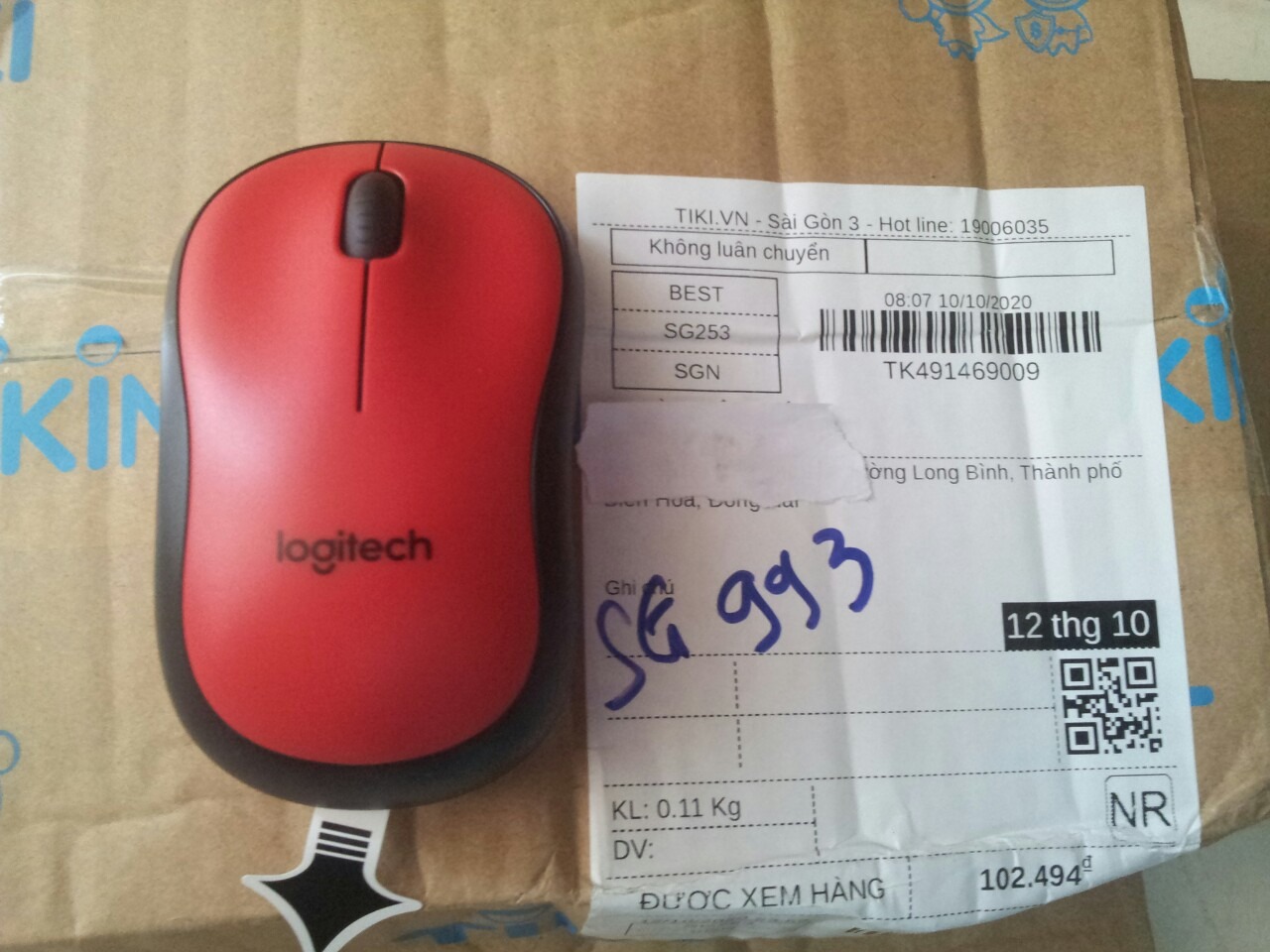 GIẢI ĐÁP THẮC MẮC NHIỀU NGƯỜI VỀ SERIAL NUMBER: TÔI ĐÃ TỰ TAY KHUI 2 CON CHUỘT MỚI NGUYÊN CỦA 2 TIỆM FPT SHOP CÒN NGUYÊN HỘP (CHƯA RẠCH HỘP NHỰA GUARANTEE), KẾT QUẢ ĐỀU Ở TRẠNG THÁI SERIAL NUMBER TRÊN CHUỘT KHÁC SN TRÊN BAO BÌ (HỘP NHỰA) VÀ KHÁC SN TRÊN USB CHUỘT, CÁC CHUỘT VỪA KHUI HỘP - 3 CHÂN ĐẾ CHUỘT ĐỀU ĐÃ CÓ CÁC VẾT XƯỚC (NHƯ NHIỀU BẠN NGHĨ ĐÃ QUA SỬ DỤNG). Con chuột mua ở tiki cũng vậy, chỉ khác bao bì nhựa đã rạch để dán tem bảo hành SPC, có lẽ loại chuột này được sản xuất như thế. Ưu điểm chuột: cầm vừa, êm tay, rê chuột mượt ở mọi môi trường, tiếng bấm giảm khá, nhất là chuột phải bấm gần như không nghe, chuột không phát quang đỏ nên tiết kiệm pin. Nhược điểm: loại chuột không ồn nhưng sao hãng làm con lăn cuộn của chuột rất ồn (phát tiếng kêu rẹt rẹt lớn gấp vài lần con lăn chuột rẻ tiền đang dùng). Tiếng bấm nhỏ nhưng vẫn nghe, ban đêm tiếng con lăn cuộn và tiếng click nghe rất rõ. Phần nhựa sau con lăn gây lấn cấn ngón tay, nếu dùng con lăn nhiều hơi khó chịu. Chuột còn nhược điểm nên chỉ 4 sao. Mình review kỹ để mọi người mua sau tham khảo.