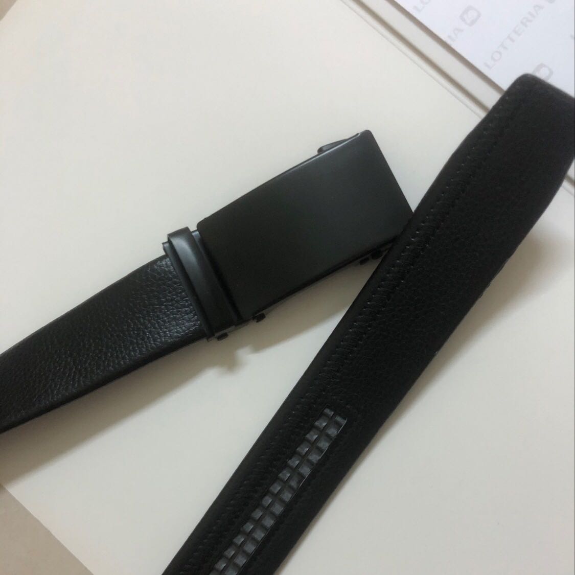 Mua đc cái thắt lưng chim ưng ghê. Đơn giản mà sang lắm anh em nhé! Quy định công ty không đc dùng thắt lưng mầu mè. Mua cái này mấy anh em hỏi địa chỉ mua. Kkk, nhờ vợ tìm cho ưng cái bụng. Giá thì rẻ nữa.