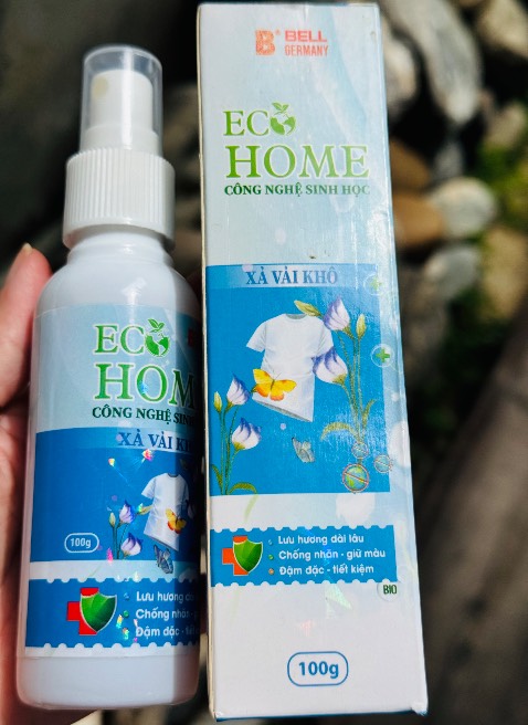 Màu Xanh có mùi hương nhẹ. Mấy bé ở nhà thích mùi này. Không mang hương nước hoa đậm đặc. Mùi thoảng nhẹ. Dễ chịu. Trời ẩm ướt xài lên thơm ngát. Xịt lên quần áo bỏ lâu ngày trong tủ là hết xẩy