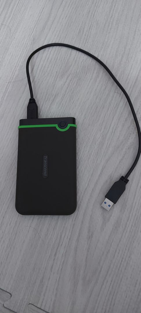 Hàng còn nguyên seal, chính hãng. Dòng ổ cứng Transcend thì nổi tiếng bền bỉ. Chép file dung lượng 3GB từ laptop vào ổ cứng thì tốc độ write tầm 128 Mb/s. Hài lòng.