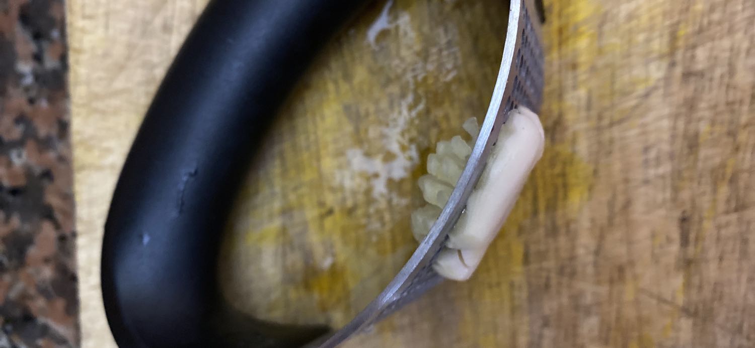 dùng không tốt đâu, tay tôi khoẻ mà dập không hết miếng tỏi, nó lọt lên chút thôi. lấy dao hay búa dần dần còn nhanh hơn.