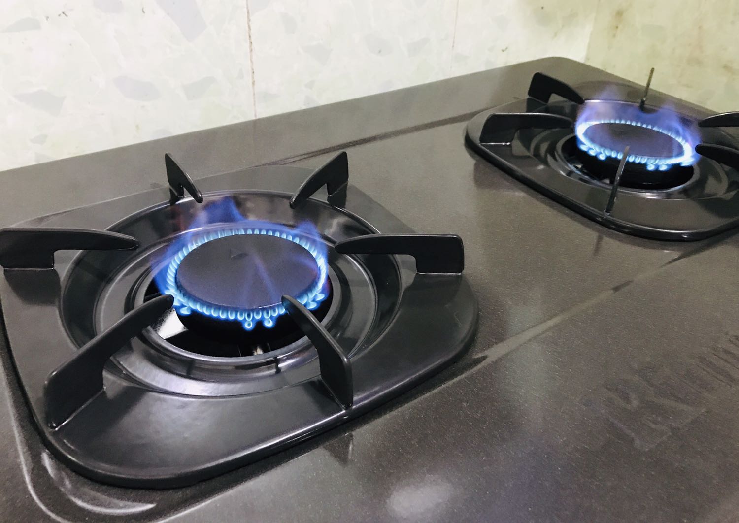 Bếp nhỏ gọn, chắc chắn, màu sắc nhìn sang trọng. Nút đánh lửa mới dùng có vẻ không được nhạy lắm và phát ra tiếng khá lớn. Tốt trong tầm giá. Hy vọng sẽ bền.