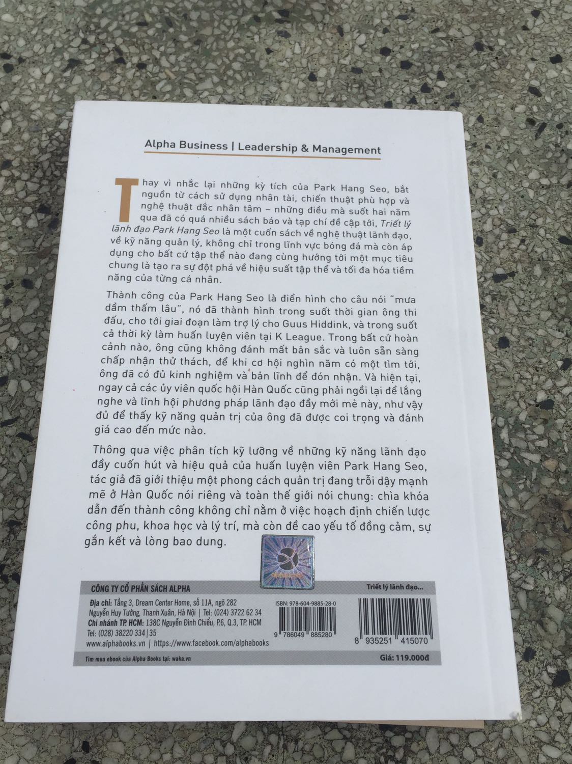 Giao hàng rất nhanh, đặt tối qua sáng đã nhận dc.
Cảm ơn cty Alphabooks. Nhờ quyển sách này mình đã hiểu thêm về Mr.Park và cách lãnh đạo của ông dẫn đến sự thành công.
Sách đẹp, rẻ hơn so với giá bìa, có tặng postcard; thông điệp dc truyền tải rõ ràng, dịch hay, nên đọc rất dễ nhớ. Đáng mua.
Nhưng mình chỉ vote 4 sao thôi, vì đầu trang có chỗ bị dơ nhẹ. Mong lần sau Alphabooks sẽ chọn kĩ hơn.