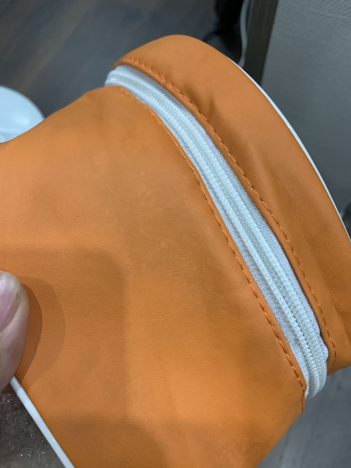 Mình mới nhận dc hàng hôm nay (24/11), hộp thì mới. Mở ra thấy bao bì nhăn nheo, dính dơ như hình. Phiếu bảo hành bị rách từ trước. Máy không có dấu hiệu là máy cũ, nhưng bề ngoài lại phản ánh ngược lại. Phiếu bảo hành lại ghi là đã xuất kho ngày 16/10/2019. Mình không biết là đã nhận được sp cũ hay ntn. Tiki ktra lại.