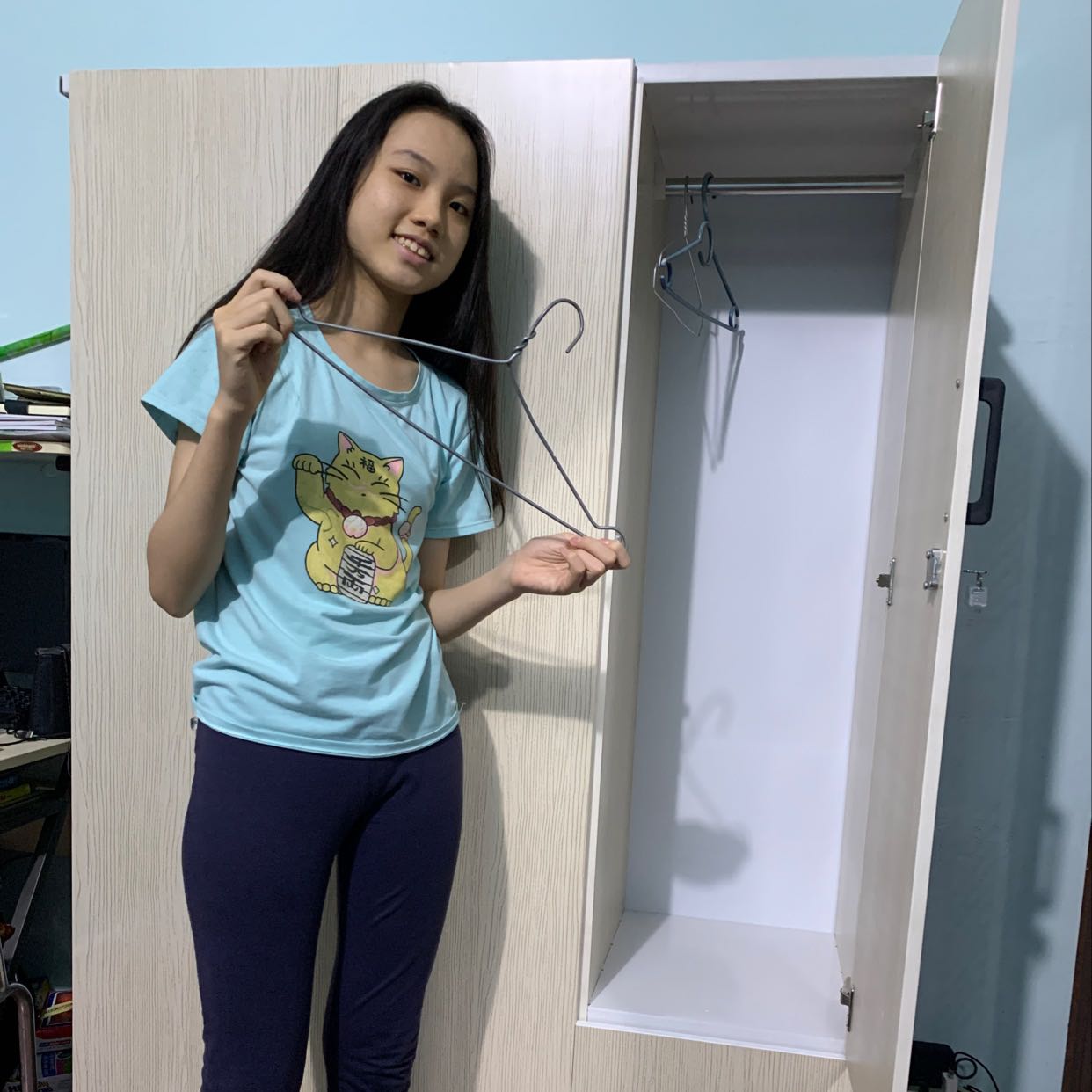 Mua tủ màu kem này cho con gái để đồ đi học, bé rất thích! Rẻ nữa, sáng đi coi giá bên ngoài tiệm mà đến 2,7triệu lận, may có tiki nên còn có 1,719k (là được giảm thêm 30k đó! Hihi). Đặt hàng lúc 15h30 mà đến 17h cùng ngày đã có hàng, nhanh chóng mặt! Nói chung là nên mua, đừng chần chừ làm gì!