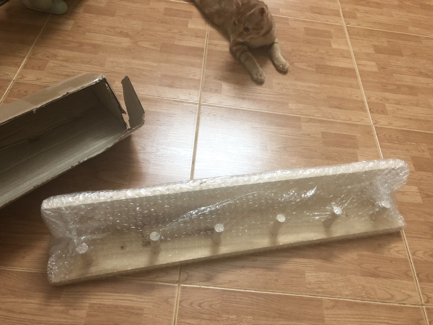 Màu không hề giống như ảnh, màu rất nhạt, gỗ cao su. Lỗ khoan sứt mẻ nữa chứ. Thất vọng toàn tập.