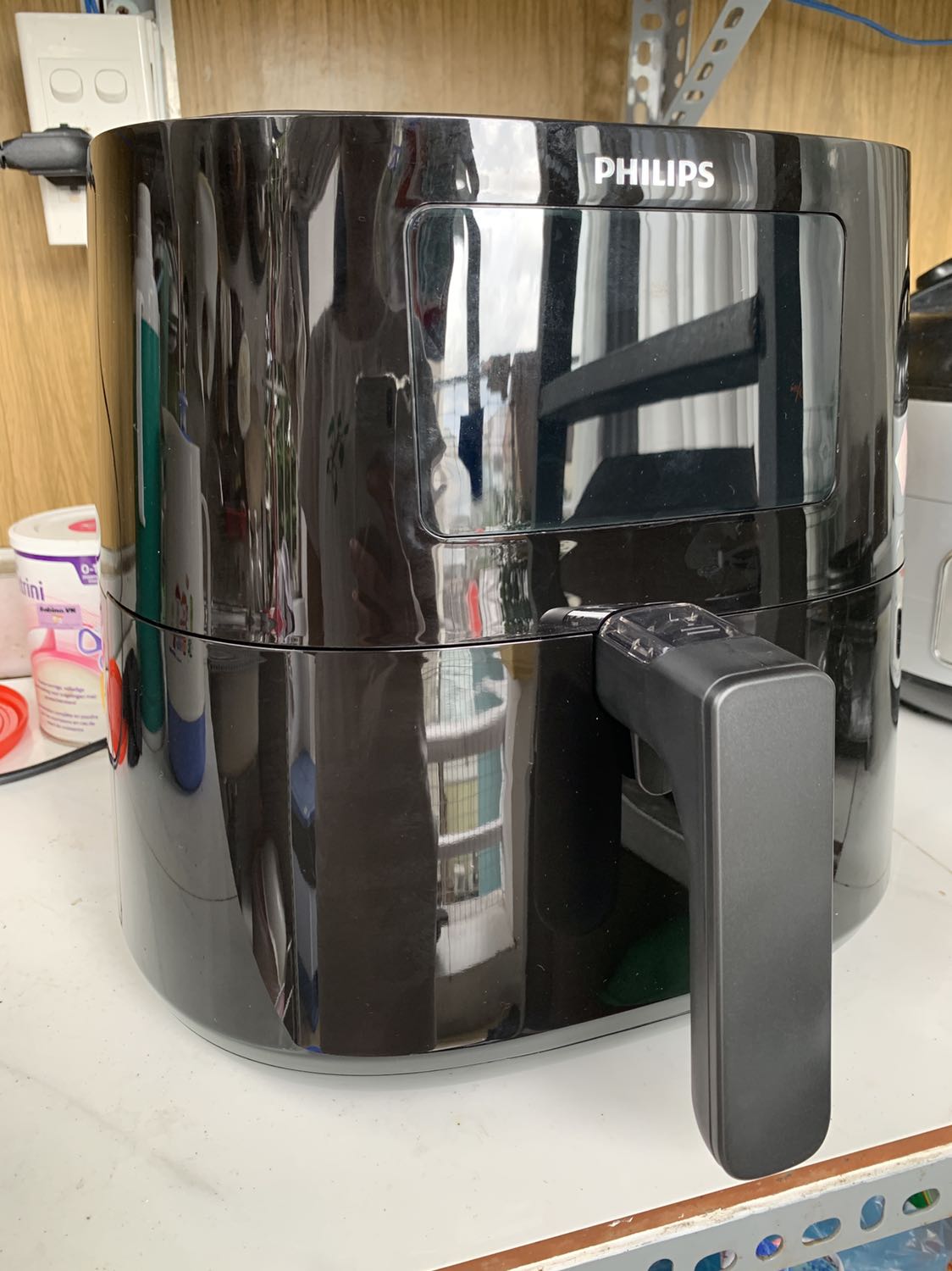 Mua xong dùng cả tháng rồi mới quay lại ***.  Tìm nồi để mua cũng có quá nhiều loại. Quyết philip rồi thì cũng ko biết chọn loại nào. Tìm hiểu mãi quyết định rước em này. Nhà m có 2vc vs 1 bé thôi. Nhu cầu ko nhiều. Ban đầu định lấy 9745 nhưng thấy 9745 size nhỏ hơn 9270 nhưng giá lại chát hơn. Chắc được thêm 2 cái phụ kiện là khay quạt hứng đâu vs nồi nướng bánh. M thấy ko cần thiết. Quan trọng vẫn là kích thước và giá thành. 9650 thì đắt nhất và cũng to nhất. M ở trọ nên nhà chật. Cũng ko có chỗ để. Thấy em 9270 này là hợp lý nhất. Quả là ko hối hận. Nồi to. Maixo ko có cái gờ sắc sắc. Tnay dễ rửa hơn này. Nếu bạn dùng giấy nến lót dầu và cả nắp chắn dầu thì sẽ bị cản nhiệt khá nhiều đấy. M nghĩ khi nào nướng cả con gà thì may ra mới bị bắn lên maixo thôi. Ncl ưng. Ko biết em nckd sớm hơn thì đỡ tốn cả dầu cả gas và cả tg đứng chiên rán gãy chân trong bếp rồi!