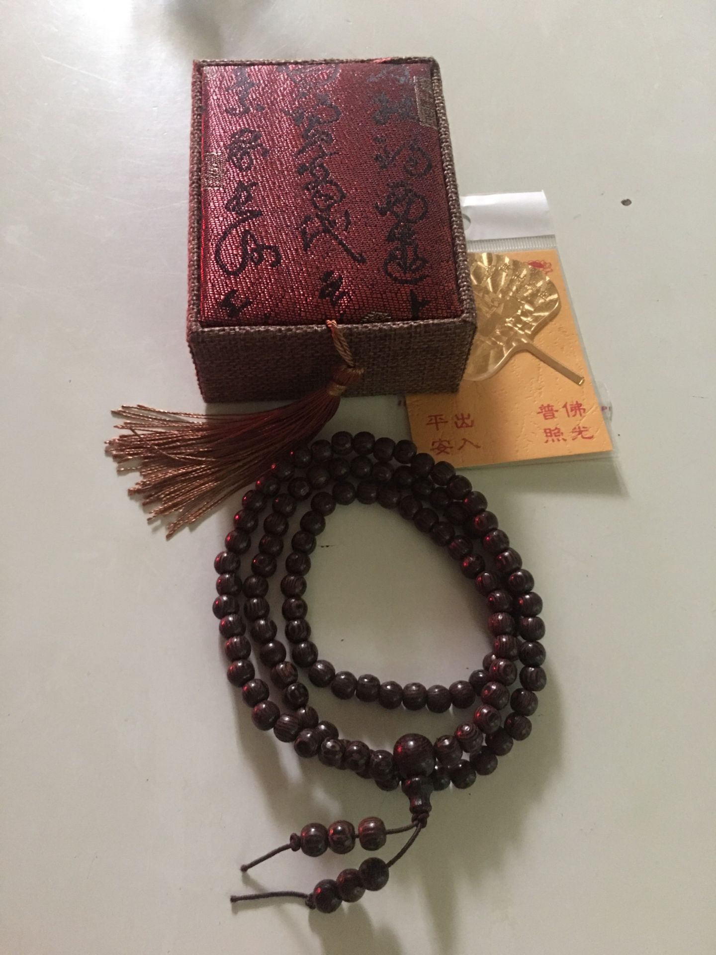 Combo đẹp, hộp gấm chắc chắn, lá bồ đề sáng đẹp, vòng gỗ đẹp, mang lên rất ưng. Shop giao hàng rất nhanh