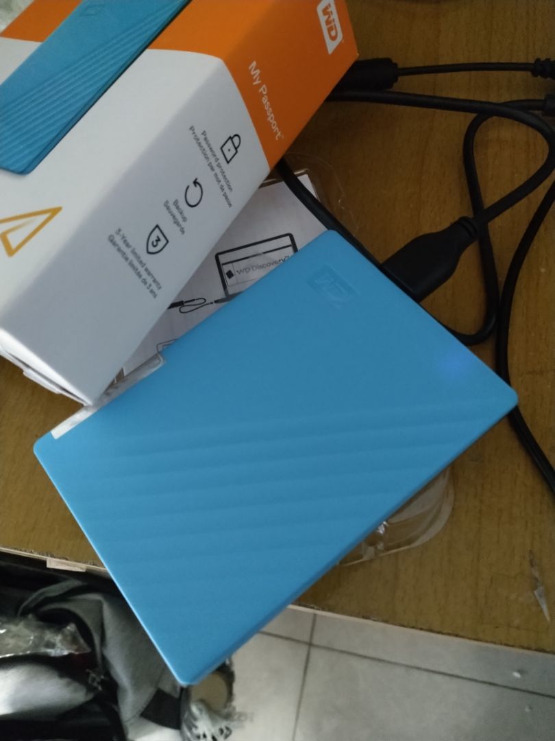 Giao hàng nhanh, tuy nhiên lại không có chống sốc bên trong, rất may là ổ cứng hoạt động tốt, tốc độ sao lưu cao và được duy trì liên tục. Rất tiếc là sản phẩm không đi kèm túi chống sốc.