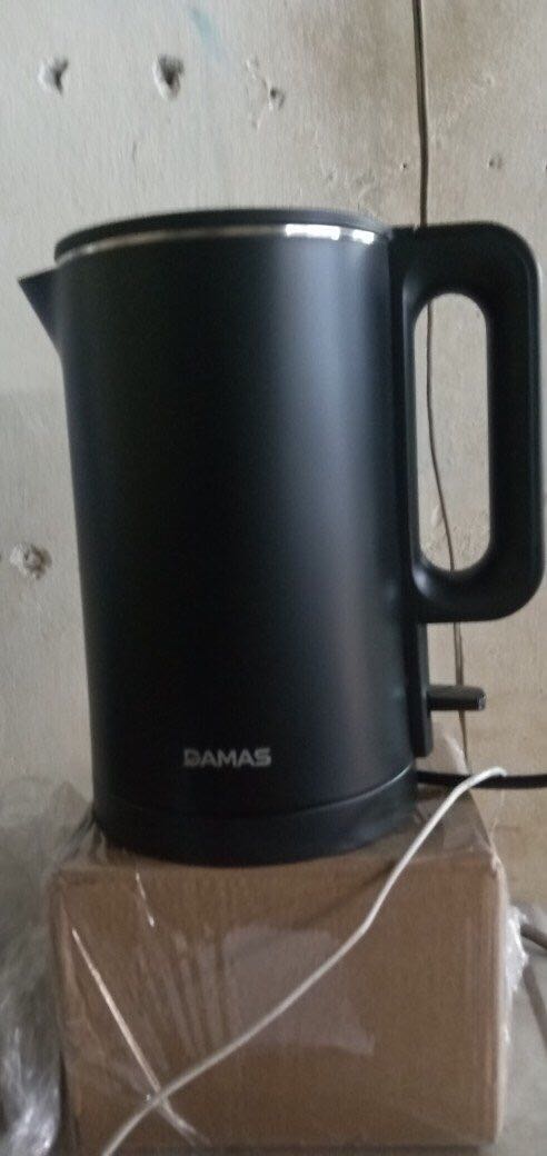 Ấn tượng ban đầu là hộp cực kỳ chắc chắn là dầy dặn, bên trong có xốp cứng chống va đập. Bình dung tích 1,8 lít thoải con gà mái, màu đen nhám rất thuận mắt, sang hẳn cả góc bếp. Đun nước thì nhanh khỏi nói, ko biết có tốn điện không cơ mà thấy tiện lắm, bật cái 30s sau là sôi ùng ục. Nắp mở nhẹ nhàng ko bị bật cái tưng như cái ấm cũ mình mua. Quá ok