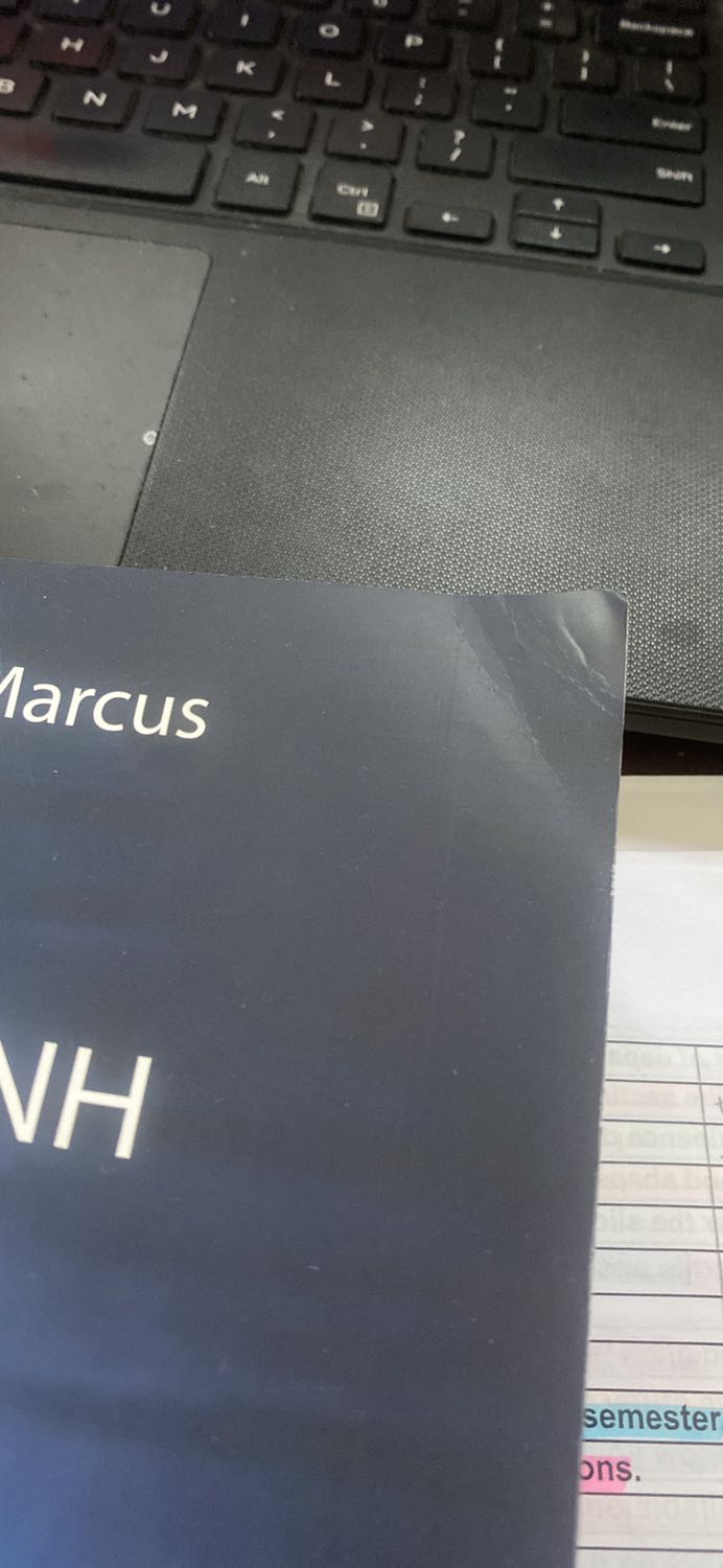 Quá trình vận chuyển khiến góc sách bị đổi hình dạng, giấy sách bóng mỏng, dưới ánh đèn sẽ bị loá và khó nhìn. Sách dày, nặng gần 2kg, đính với nhau bằng chỉ, không biết thời gian dài có bị sứt hay không. Dịch vụ vận chuyển nhanh.