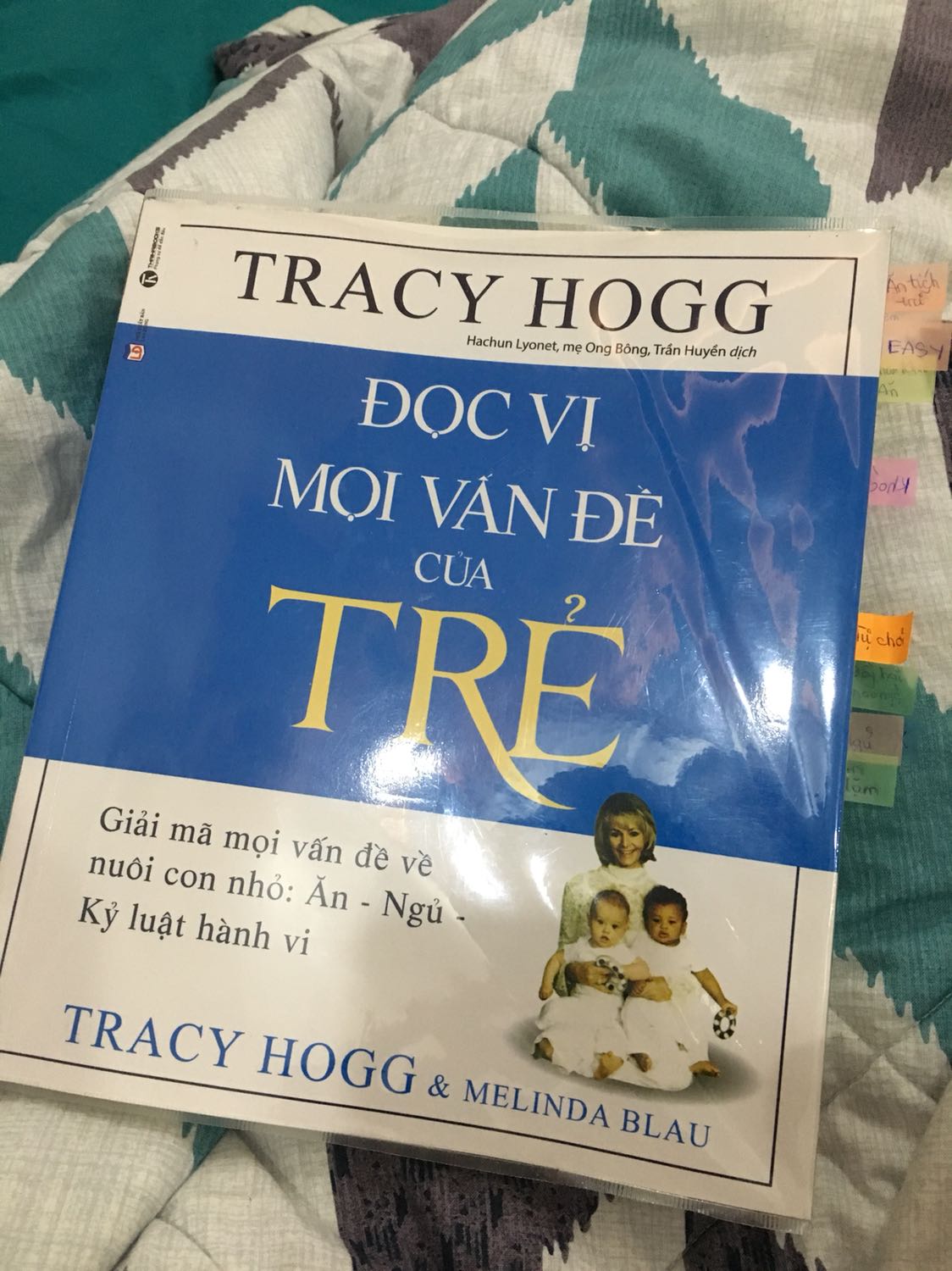 Tôi đang mang thai 36 tuần, và tìm đọc quyển sách sau lời giới thiệu của một *** có 2 con nhỏ khác. Quả thật quyển sách rất có ích đối với bản thân tôi. Có những vấn đề sách đề cập tôi phải đọc đi đọc lại để hiểu và thấm nhuần, và tôi cũng chắc chắn những điều trong sách tôi sẽ hoàn toàn không thể nhớ hết, vì đây là một lượng kiến thức khổng lồ với một người như tôi. Nhưng tôi cũng rất tự tin và rất mong đợi đón đứa con đầu lòng ra đời và áp dụng những điều bổ ích đã đọc được trong sách. Tất cả những gì quyển sách truyền tải có thể gói gọn trong những từ sau: kiên trì và nhẫn nãi. Dù bạn có áp dụng bất cứ phương pháp nuôi dạy con nào thì cũng cần có sự kiên trì và nhẫn nại với con. Điều tôi hoàn toàn tâm đắc với quyển sách này là dù chúng ta cố gắng rèn con vào một nếp sinh hoạt điều độ thì chúng ta vẫn nên quan tâm đến cảm giác của con, để tránh làm cho con cảm thấy quá sức hoặc cảm thấy bị bỏ rơi như một số phương pháp “cứng rắn” khác.
Tôi luôn là một người bạn trung thành với Tiki, nhưng đây là lần đầu tiên tôi gặp phải sự cố này. Khi đọc đến trang 446, tôi thấy 1 trang sách bị rách 1 lỗ khá to. Hy vọng đây là lần đầu cũng như lần cuối, và Tiki sẽ cố gắng hạn chế những lỗi về sản phẩm như thế này.