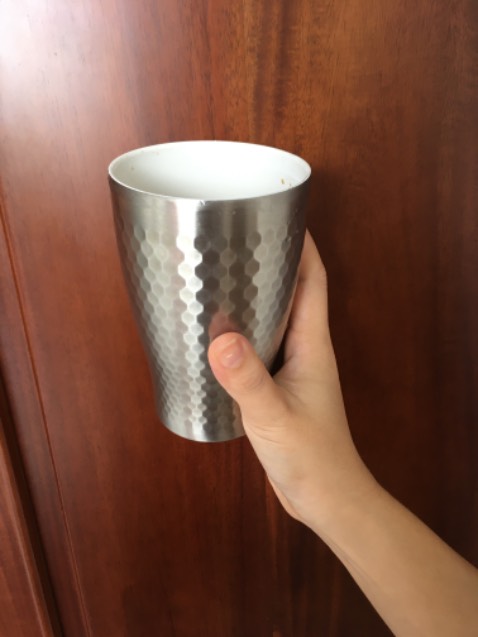 Giao nhanh, đúng hàng, đóng gói cẩn thận, ly nhẹ, có hoa văn nên cầm chắc tay, do cách nhiệt nên không ngưng tụ hơi nước bên ngoài khi bên trong có đá lạnh, trong nóng ngoài vẫn mát. Nhưng lớp phủ men sứ chỗ tiếp giáp miệng ly vẫn chưa thật sự hoàn hảo. Cảm ơn Tiki và shop nhé.