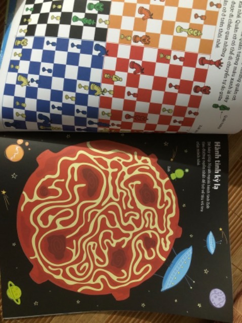 Săn sale đc giá quá quá quá… hời nên cố gắng vượt lười để rv :)))  Bộ sách về chủ đề mê cung - tìm đường, nội dung đa dạng, hình ảnh và màu sắc rất bắt mắt. Rất rất rất… nên mua để các bé cùng chơi với nhau, giúp hạn chế sử dụng các thiết bị điện tử.