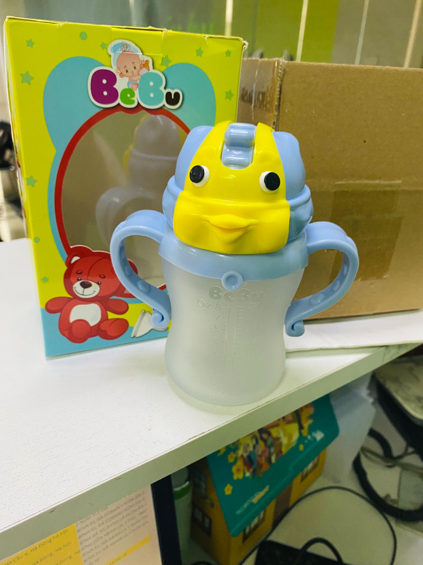 bình sữa và núm ti mềm.bé nhà mình thích lắm.hình độc đáo khác hẳn so với các loại trên thị trường