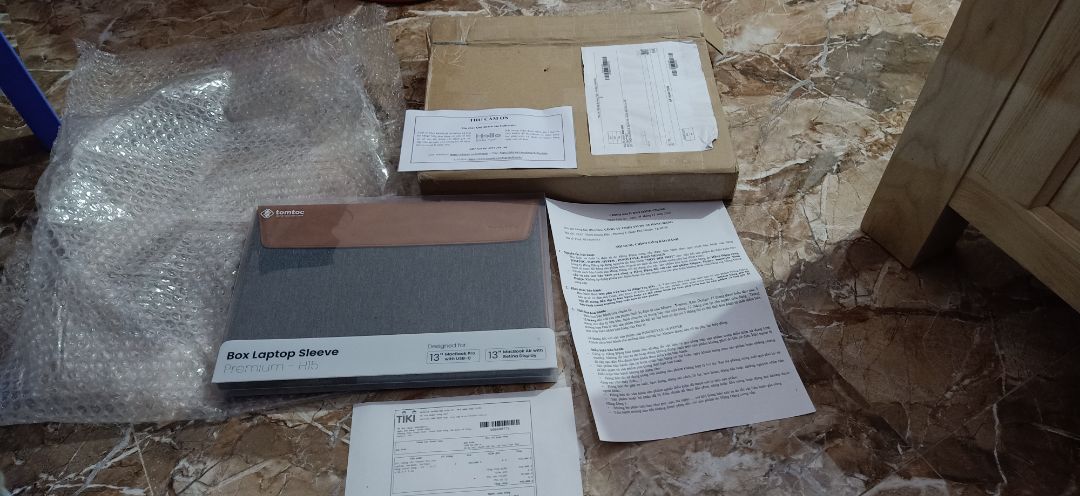 đóng gói rất đẹp, bọc nolon chống sốc các kiểu, đựng vừa vặn macbook pro 13" 
có đầy đủ phiếu bảo hành...
chỉ mỗi tội giao hơi lâu