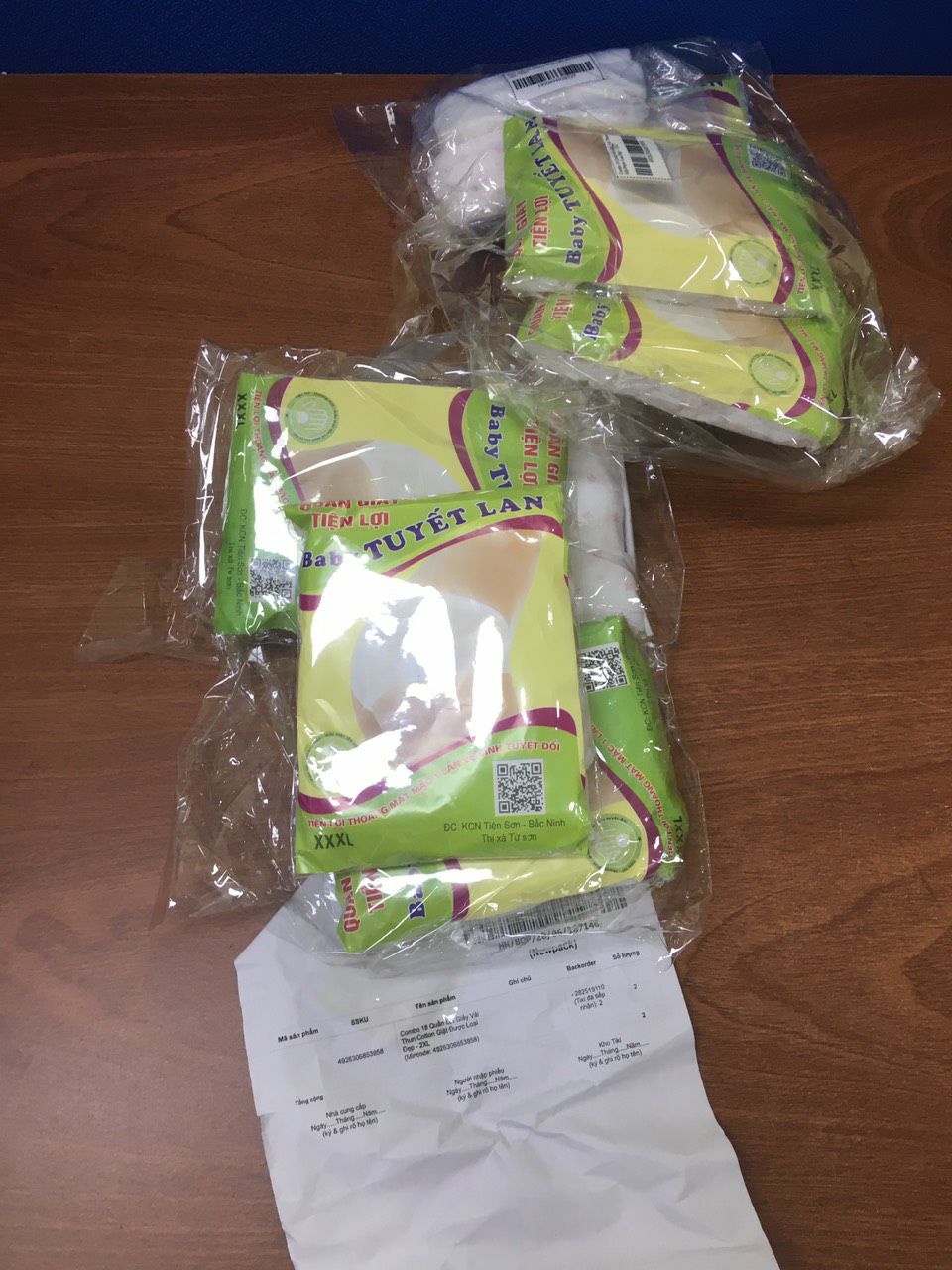 Quần rất tệ, ảnh thì 1 loại giao lại là loại khác, mọi người cẩn thận kẻo lại bị ***. yêu cầu tiki bán hàng có trách nhiệm, tôi cẩn đổi trả, quần gì mà mỏng tanh cầm thôi đã muốn rách