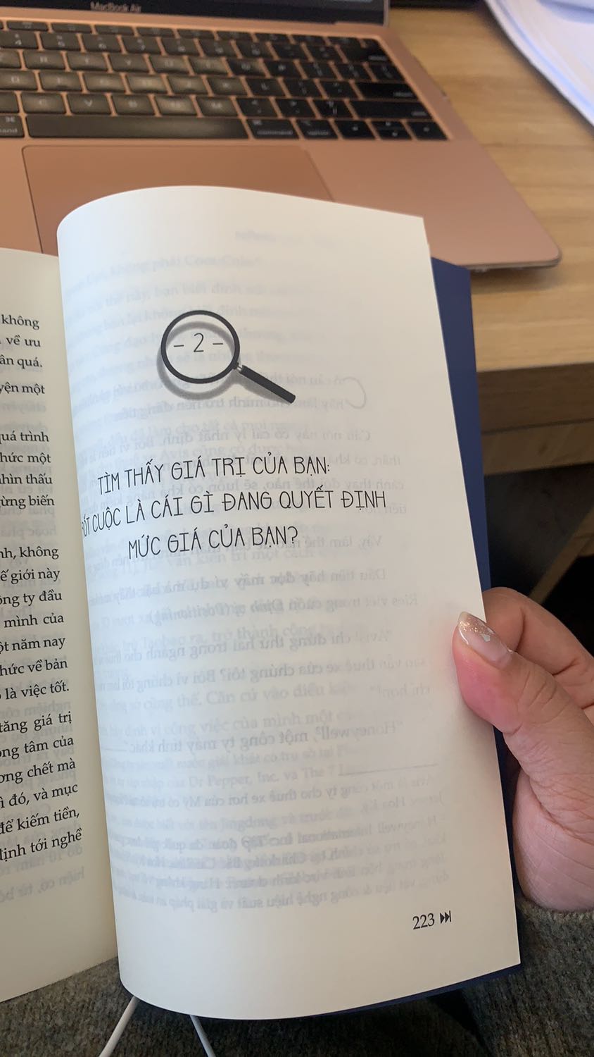 Mua sách vì tò mò tên sách nên giờ đọc xong mới ngoi lên để review nhẹ về cuốn sách này. Đọc cuốn sách này, mình nhận ra mình có "năng lực tìm kiếm" thật sự luôn, mình biết mình đang muốn gì, mình cần gì, mình hiểu hơn giá trị bản thân và bắt đầu có cái nhìn khác về mọi vấn đề mà mình đã từng bế tắc. Cuốn sách không chỉ toàn lý thuyết đơn giản mà còn được chia sẻ nhiều câu chuyện rất thực. Vậy nên nếu bạn vẫn còn đang loay hoay, mệt mỏi cuộc sống thì nên đọc cuốn này nhé.