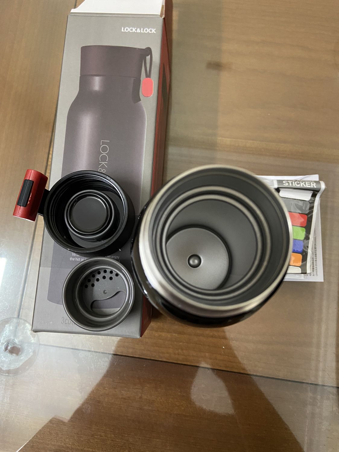 Giao hàng nhanh, nửa đêm 0h đặt mà 8h sáng đã alo giao hàng rồi
Chưa kịp dùng nên chỉ đánh giá sơ qua, sp hoàn thiện tốt, loại này sơn bóng ánh kim đẹp nhưng có 1 điểm là dễ bám vân tay & móc đeo hơi cứng và nhỏ nên để xách ko tiện lắm