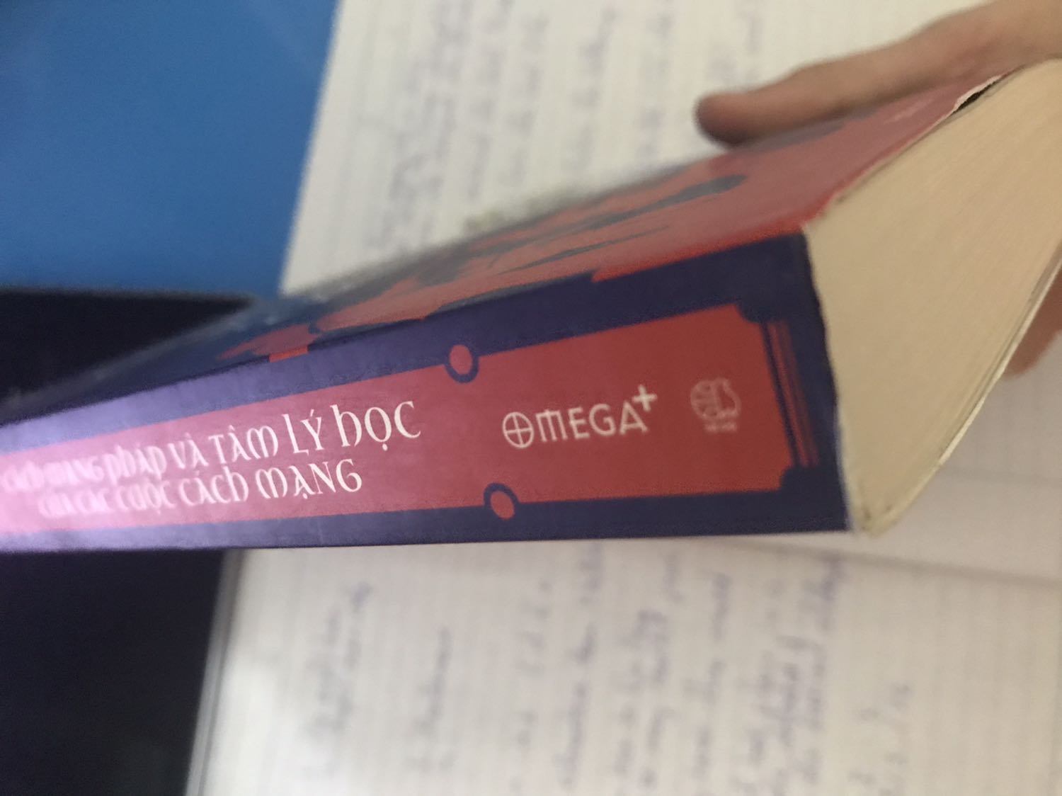 Có vẻ shop giao mình sách cũ đúng không? Giấy thì bị mốc, bìa bị rách một số chỗ nhỏ, hàng giao đến thì hộp lỏng lẻo?