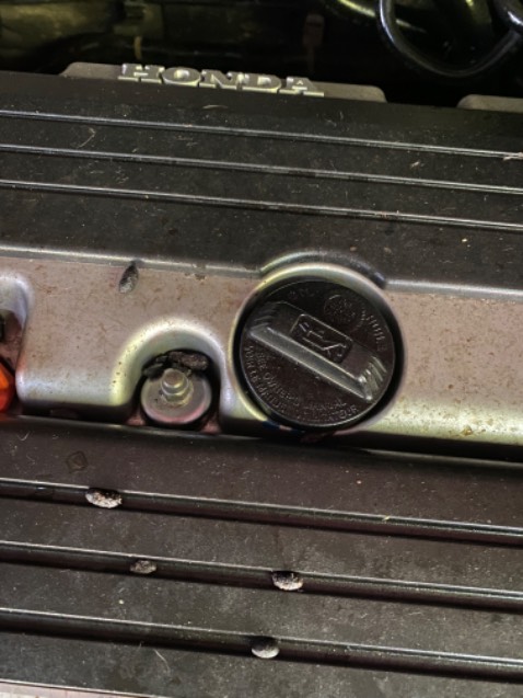 Nói chung là xịt cho vui thôi, đâu vẫn còn đấy, trước khi xịt đã rửa sạch khoang máy, đợi máy nguội mới xịt, sau 2 ngày thì phân chuột, nước đ.ái, dấu chân chuột vẫn tung tăng trên nắp máy có phần nhiều hơn trước. Chắc tụi nó khoái hàng 3M. 😂