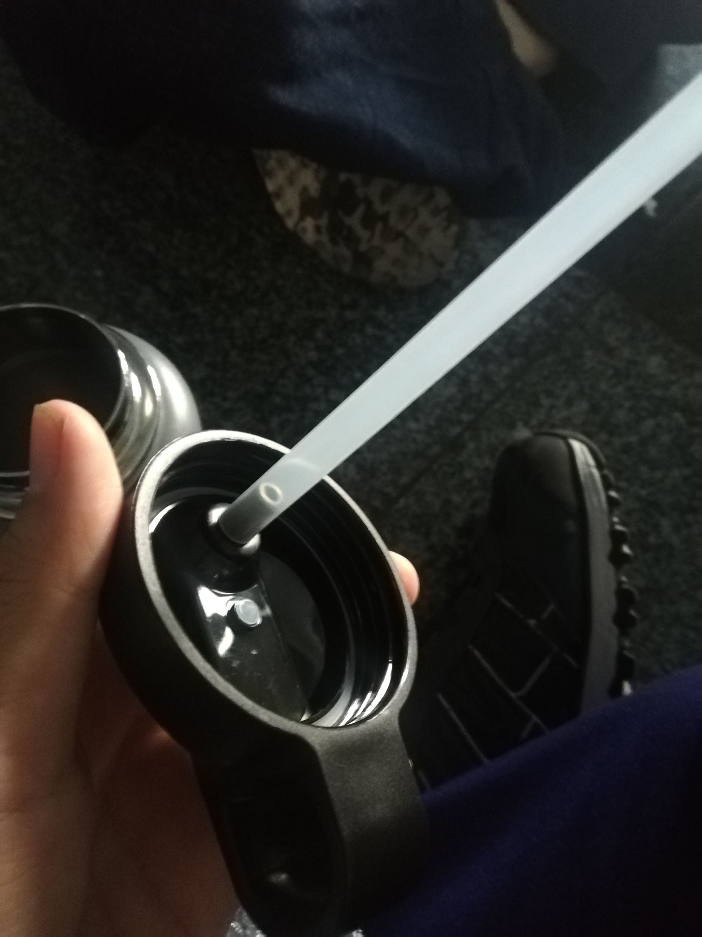 thiết kế, dáng và màu bình rất đẹp nhưng mình mong đợi thiết kế ống hút cao cấp hơn 1 xíu thay vì ống hút nhựa gắn tay vào nắp để có thể hút được! ống hút nhựa đi kèm thì lại quá dài so với bình, nếu cố gắng đè xuống để sử dụng thì ống hút dễ bị gãy, nếu kèm theo nước nóng hoặc nước lạnh mình nghĩ ống hút dễ bị rớt ra! mình chưa kiểm tra khả năng giữ nhiệt cùng chất lượng của bình! Nếu biết vấn đề này mình sẽ mua phiên bản nắp có quai thay vì nắp ống hút! mong sẽ có update khắc phục vấn đề này của nhà sản xuất!
Tiki giao đúng hạn, bao bì ổn!